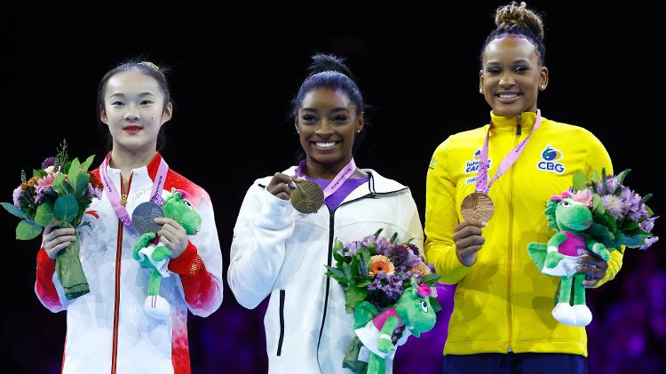 Rebeca Andrade (dir.) no pódio após ganhar o bronze na trave do Mundial da Antuérpia; Simone Biles ficou com ouro e Yaqin Zhou a prata