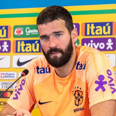 Alisson concede entrevista coletiva após treino da seleção brasileira