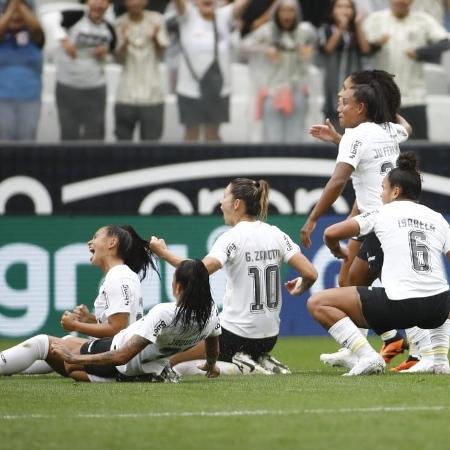 Jogadoras do Corinthians celebram gol sobre a Ferroviária na Supercopa Feminina