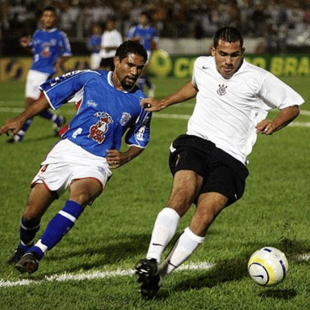 Carlos Tévez, do Corinthians, em ação contra o Cianorte em 2005, pela Copa do Brasil