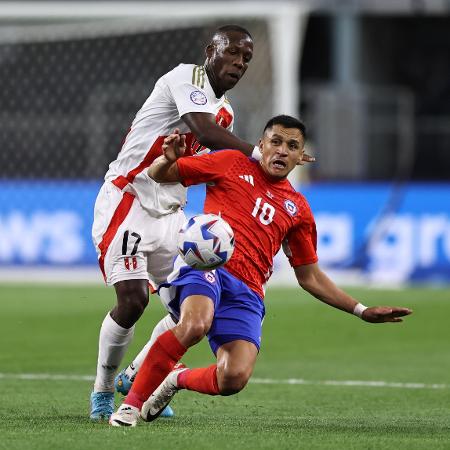 Advíncula, do Peru, marca Alexis Sánchez, do Chile, durante jogo pela Copa América