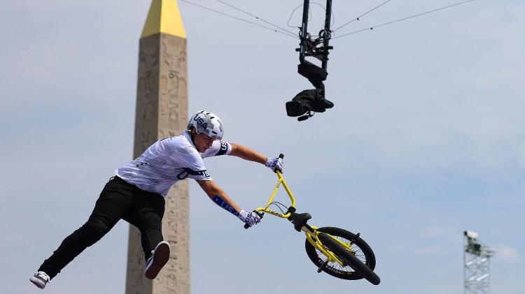 A norte-americana Hannah Roberts compete na final do ciclismo feminino BMX Freestyle Park durante os Jogos Olímpicos de Paris