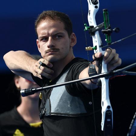 Marcus d'Almeida na disputa do tiro ocm arco equipe mista nas Olimpíadas de Paris