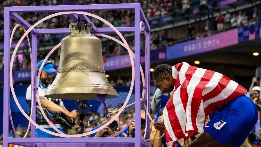 Noah Lyles toca sino após conquistar a medalha de ouro nas Olimpíadas de Paris 2024