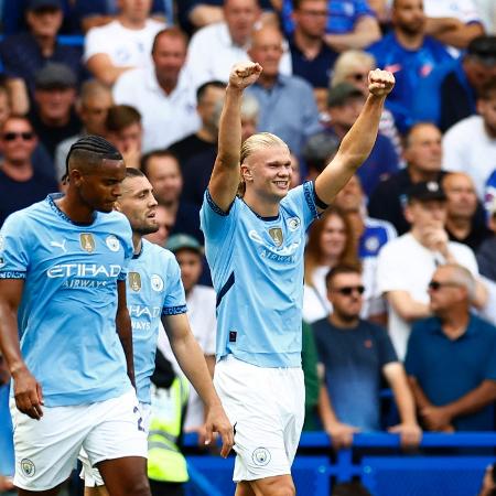 Haaland comemora seu gol pelo City sobre o Chelsea pelo Campeonato Inglês