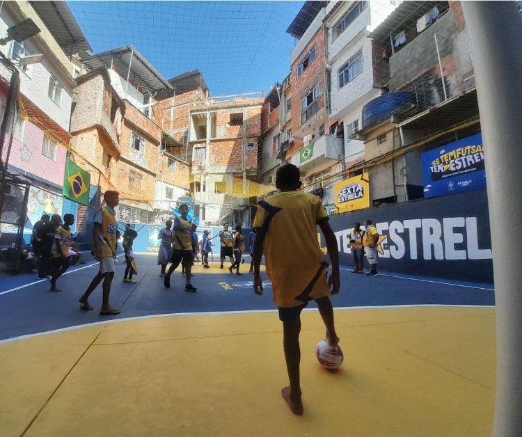 Seleção brasileira de futsal participou de reinauguração de quadra em comunidade do Rio