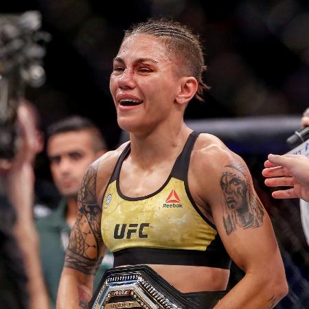 Jéssica Andrade com o cinturão do peso-palha após vencer a americana Rose Namajunas no UFC 237, em 2019, no Rio de Janeiro