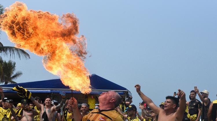 Torcedor 'cospe' fogo durante festa da torcida do Peñarol antes de jogo contra o Flamengo