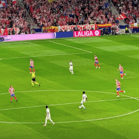 Gabriel Medina assistiu ao clássico Atlético de Madri x Real Madrid no Metropolitano