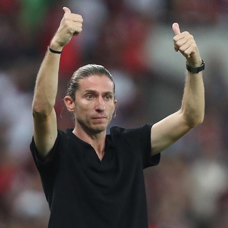 Filipe Luís, técnico do Flamengo, gesticula durante jogo contra o Corinthians