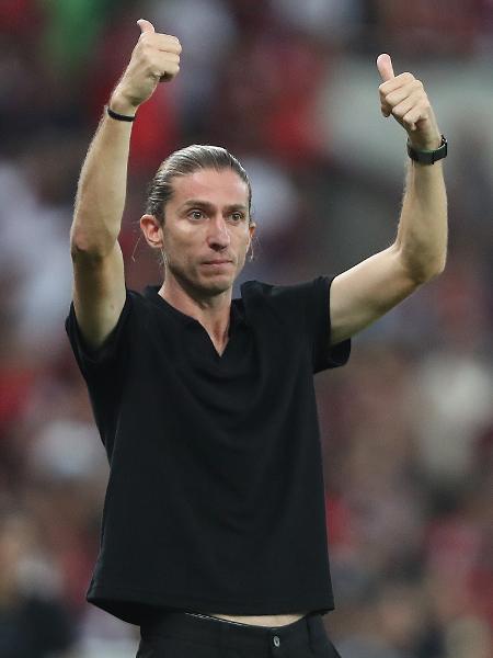 Filipe Luís, técnico do Flamengo, gesticula durante jogo contra o Corinthians