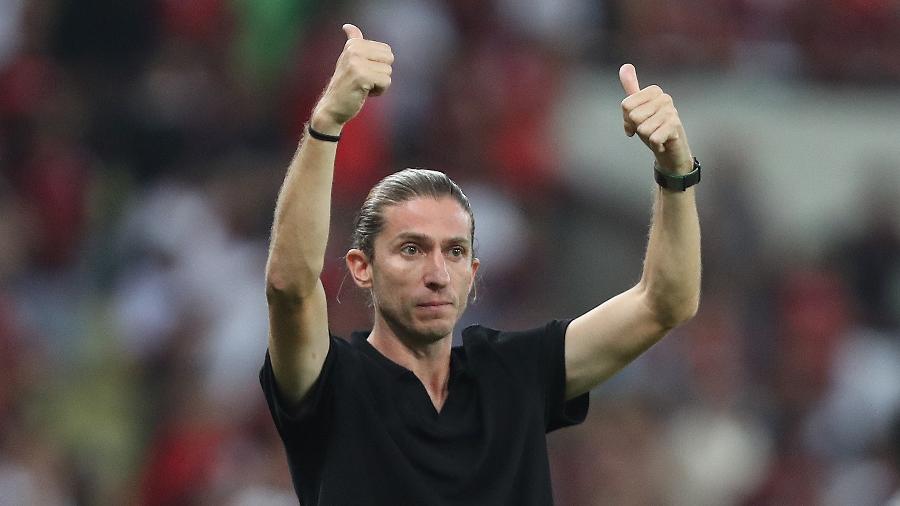 Filipe Luís, técnico do Flamengo, gesticula durante jogo contra o Corinthians