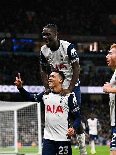 Jogadores do Tottenham comemoram gol de Pedro Porro contra o Manchester City na 12ª rodada da Premiere League