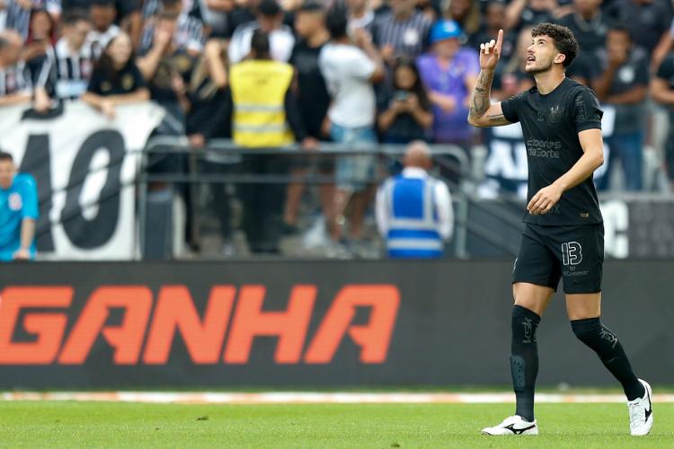 Gustavo Henrique, do Corinthians, comemora gol sobre o Vasco em jogo do Campeonato Brasileiro