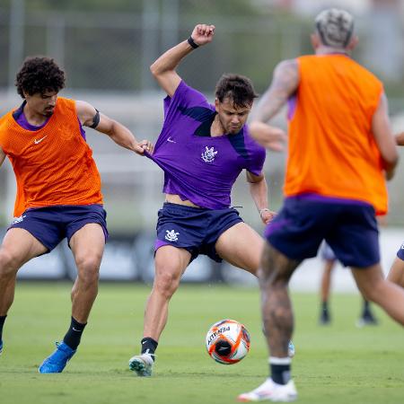 Joadores do Corinthians em ação em treino no CT Joaquim Grava