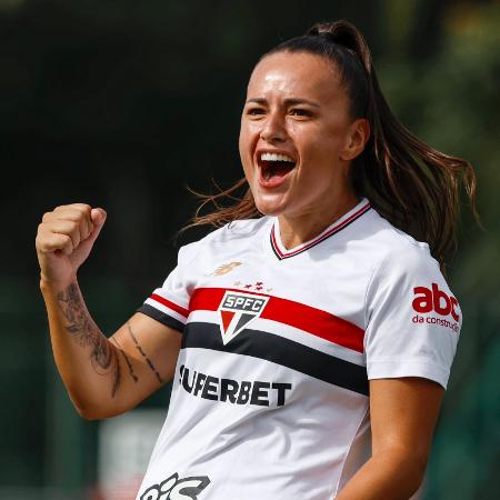 Camilinha comemora gol do São Paulo contra o Cruzeiro, pelo Brasileirão Feminino