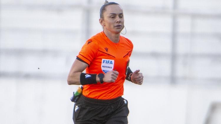 A árbitra Charly Wendy Derreti, em jogo da Série B 2026