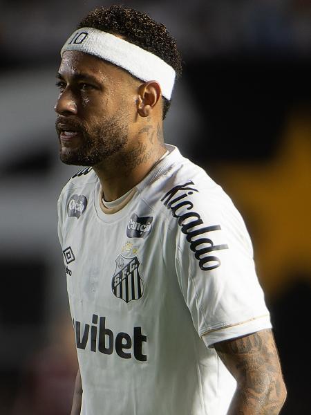 Neymar em ação durante Santos x Palmeiras pela Copa do Brasil