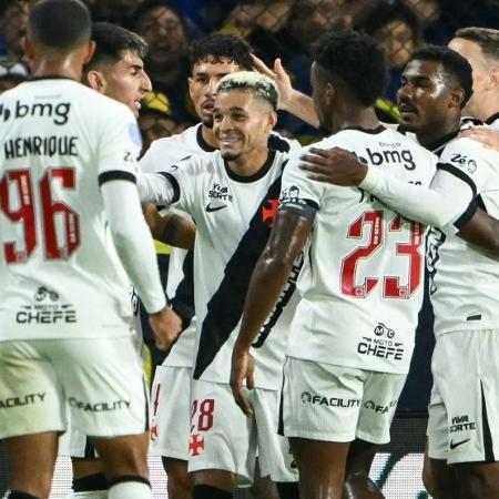 Jogadores do Vasco comemoram gol de Adson contra o Boca Juniors, pela Sul-Americana