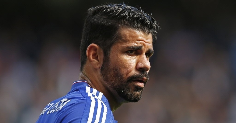 Diego Costa discutiu com Gabriel Paulista no primeiro tempo de Chelsea e Arsenal. Pior para Gabriel, que foi expulso
