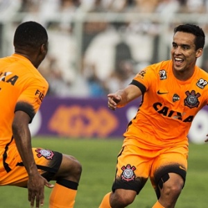 Jadson comemora com Elias gol que abriu o placar para o Corinthians contra a Ponte Preta - Eduardo Knapp/Folhapress