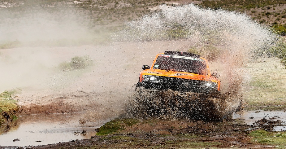 10.jan - Robby Gordon e Johnny Campbell, dos Estados Unidos, competem no Rally Dakar. Pilotos estavam saindo do Chile, perto de Iquique, rumo à Bolívia