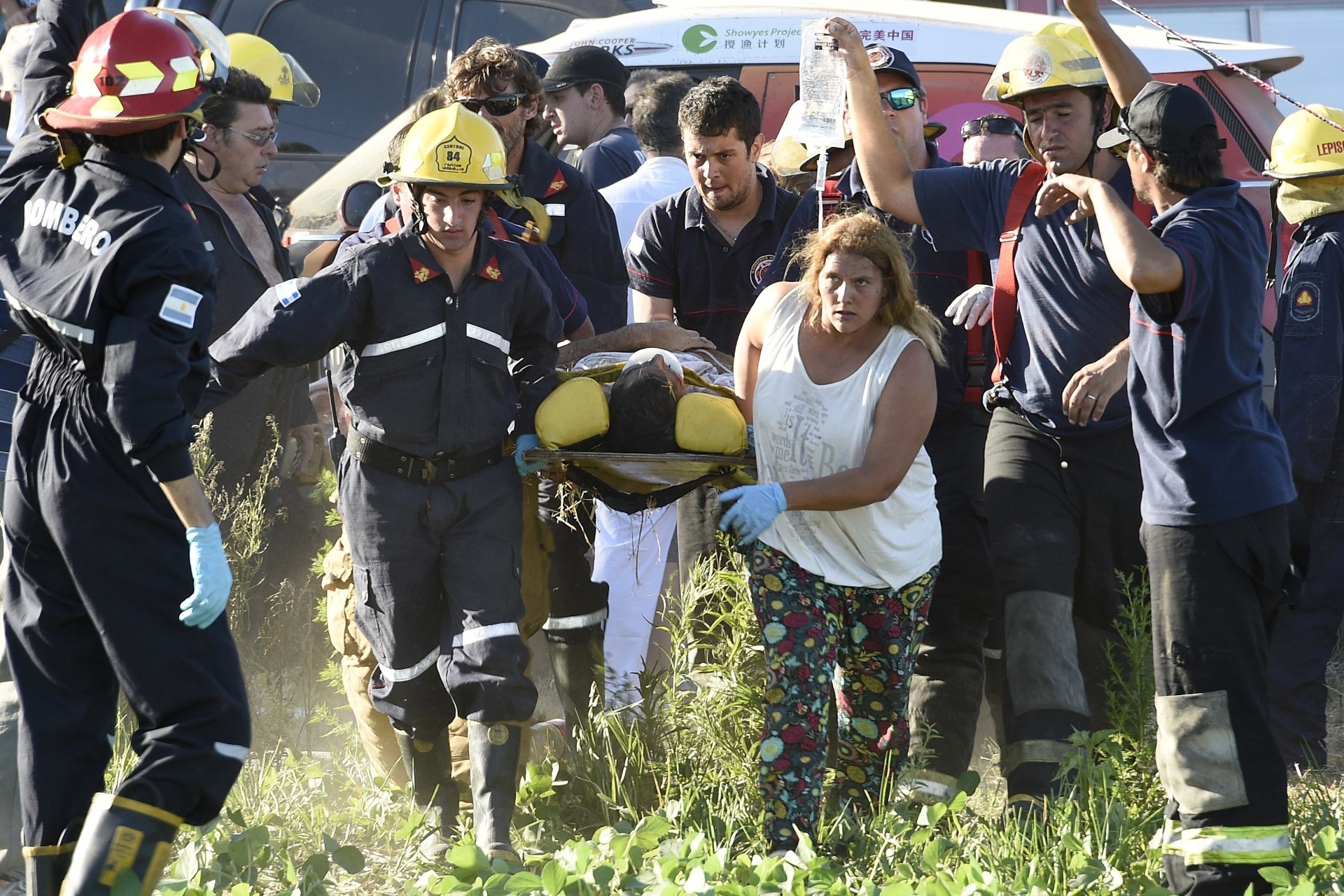 Um dos espectadores que foi atingido pelo carro dos chineses deixa local de maca, em Buenos Aires - FRANCK FIFE/AFP