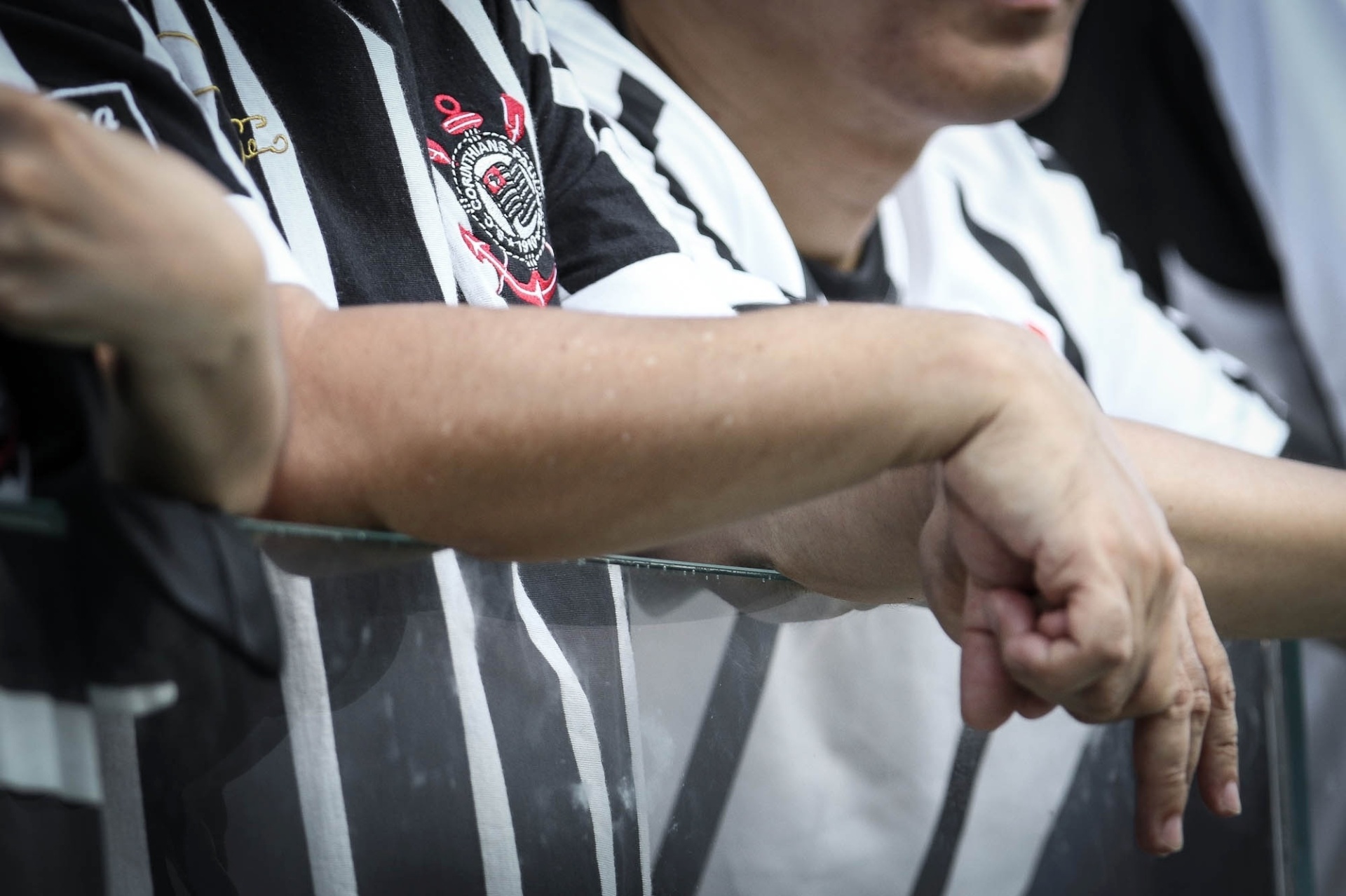 Detalhe da camisa de um torcedor do Corinthians no clássico contra o São Paulo, na Arena - Ricardo Nogueira/Folhapress