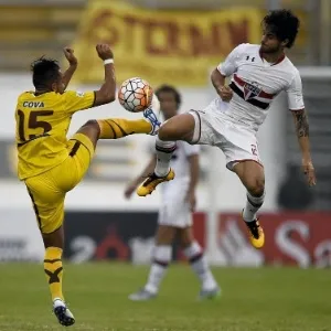 Hudson disputa bola com jogador do Trujillanos durante partida do São Paulo pela Libertadores - AFP PHOTO/JUAN BARRETO