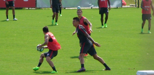 Zagueiro Victor Cuesta (D) participa de treinamento do Internacional no CT do clube - Marinho Saldanha/UOL - Marinho Saldanha/UOL