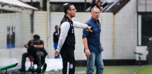 Lucas Silvestre, auxiliar do Santos, e Mano Menezes, técnico do Cruzeiro - Ale Cabral/AGIF - Ale Cabral/AGIF