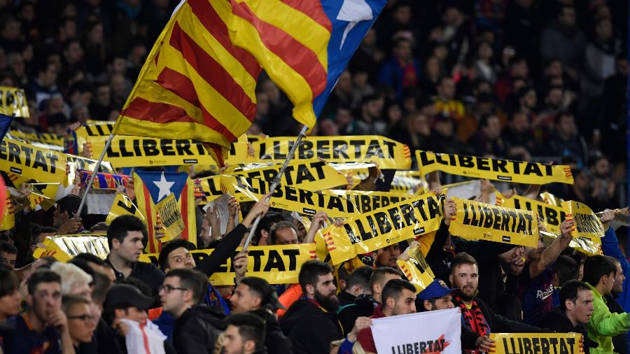 Torcedores do Barcelona se manifestam em prol da independência da Catalunha durante jogo do clube - AFP