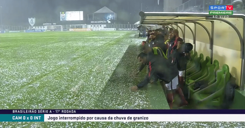 chuva-de-granizo-interrompe-jogo-entre-a
