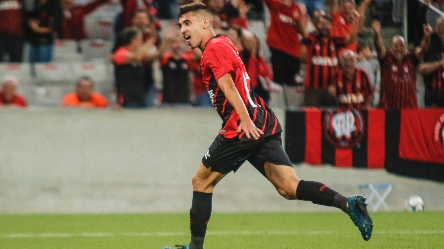 Bill comemora após marcar pelo Athletico no Campeonato Paranaense - Gabriel Machado/Agif