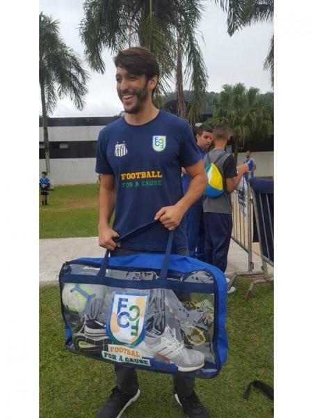 Football for a Cause recolhe doações nos vestiários e vende itens na internet - Divulgação