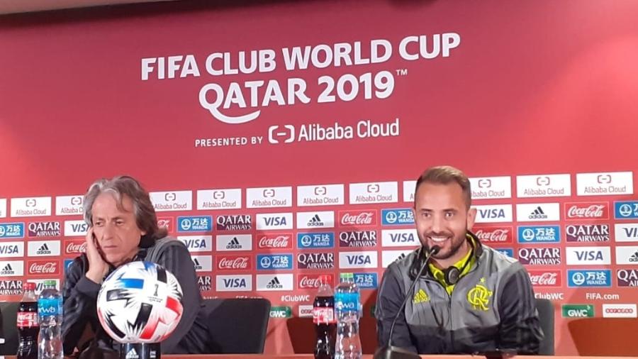 Jorge Jesus e Everton Ribeiro, em coletiva no Catar durante o Mundial de Clubes 2019 - Leo Burlá / UOL