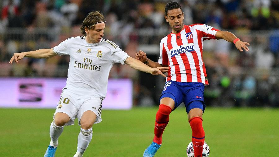 Modric e Renan Lodi disputam bola durante final da Supercopa da Espanha - REUTERS/Waleed Ali