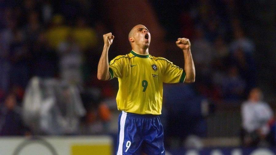 Ronaldo vibra após marcar pela seleção brasileira contra o Chile pela Copa do Mundo de 1998 - Ormuzd Alves/Folha Imagem