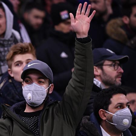 Torcedor usa máscara de proteção por temor de coronavírus em partida entre Lyon e Juventus pelas oitavas da Liga dos Campeões - Franck Fife/AFP