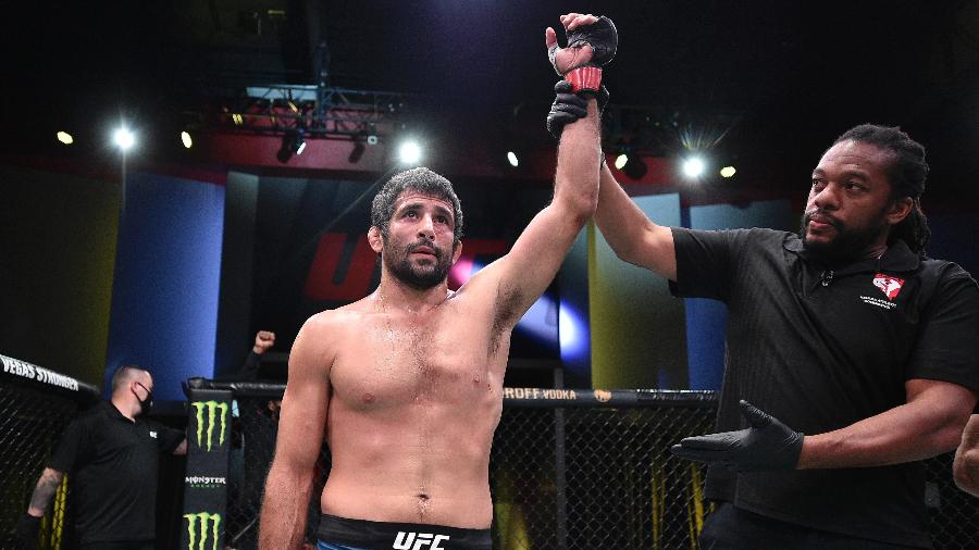 Beneil Dariush, do Irã, comemora vitória por nocaute sobre Scott Holtzman no UFC de Las Vegas - Chris Unger/Zuffa LLC