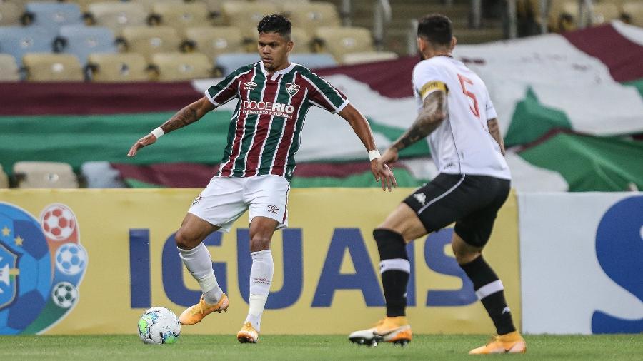 Evanilson, do Fluminense, e Leandro Castan, do Vasco, em partida válida pelo campeonato Brasileiro - LUCAS MERÇON/FLUMINENSE F.C