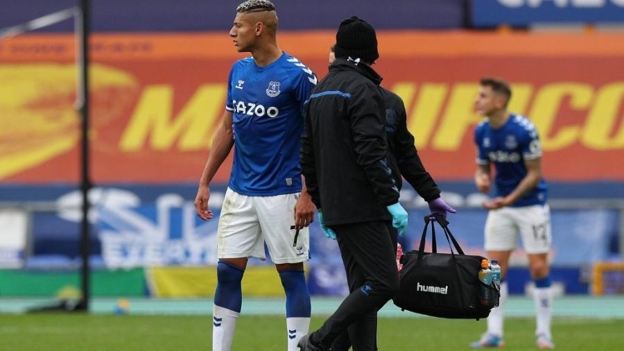 Richarlison foi expulso no clássico entre Everton e Liverpool após lance com Thiago Alcântara - Peter Byrne/AFP