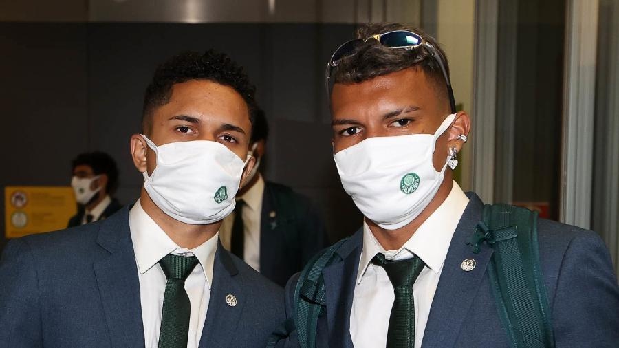 Gabriel Silva e Gabriel Veron na chegada do Palmeiras ao Qatar - Cesar Greco