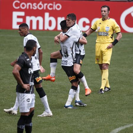 Mateus Vital celebra seu gol para o Corinthians contra a Ponte no Paulista - Ettore Chiereguini/AGIF