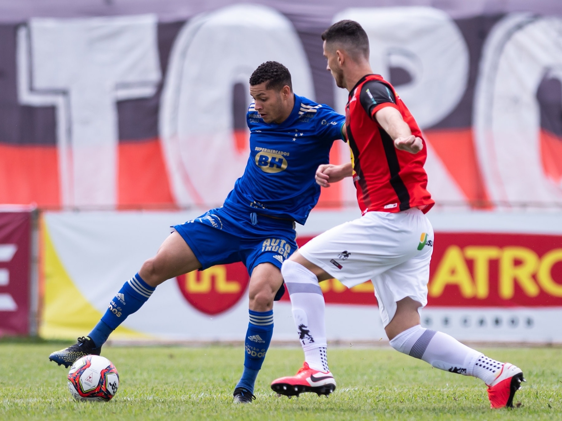 Menino Que Joga O Futebol - Tomando Um Lance Dentro Imagem de