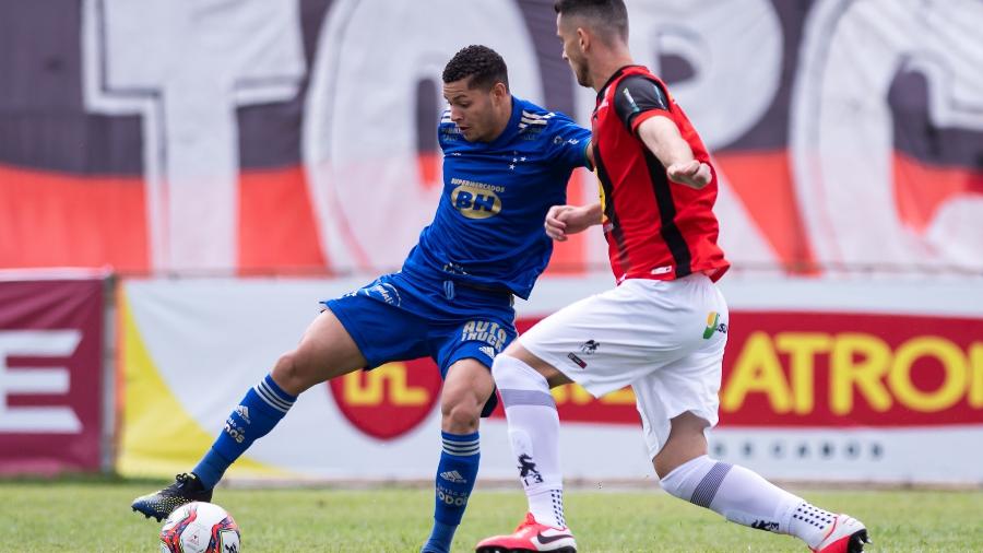 Matheus Pereira, lateral do Cruzeiro, disputa bola no jogo contra o Pouso Alegre - Bruno Haddad/Cruzeiro