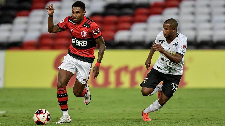 Vitinho em ação durante a partida entre Flamengo e Volta Redonda, pelo Campeonato Carioca - Thiago Ribeiro/AGIF
