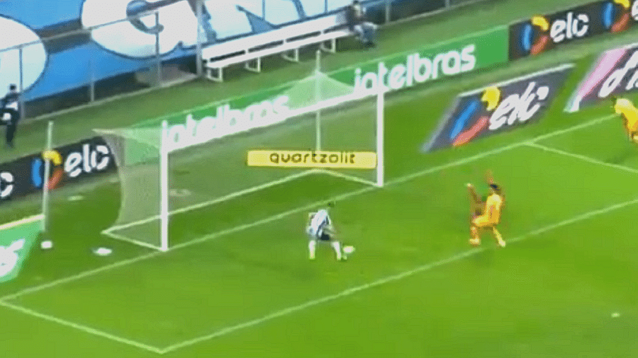Chance perdida por Ricardinho, do Grêmio, em confronto com o Brasiliense pela Copa do Brasil - Reprodução/Premiere