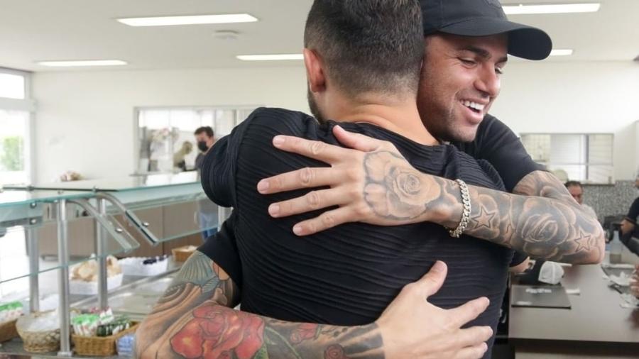 Giuliano abraça Luan ao chegar no Corinthians - Rodrigo Coca/Ag. Corinthians