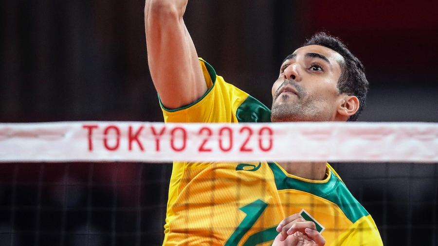 Douglas Souza tenta jogada durante estreia do Brasil no vôlei masculino da Tóquio-2020 - Gaspar Nóbrega/COB